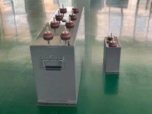 Pulzný kondenzátor na ukladanie energie